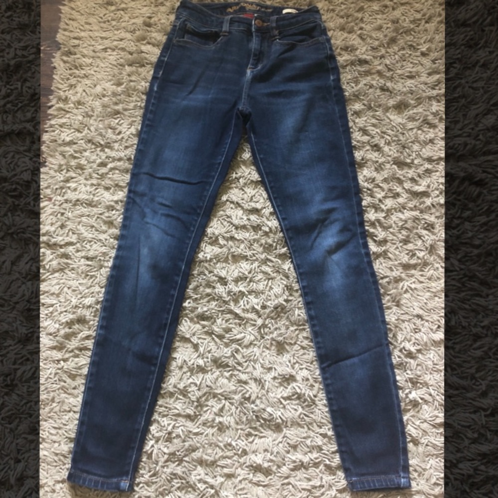 A dark blue pair of Arizona jeans 👖.